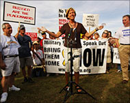 Cindy Sheehan (C) and supportersset up camp outside Bush's ranch 