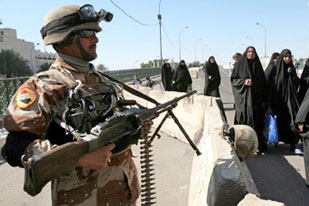 Iraqi soldier in Baghdad ahead of security conference