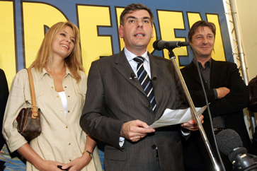 Vlaams Belang leader Filip Dewinter (C) and Anke Vandermeersch (L) speak at Vlaams Belang ('Flemish Interest') headquarters on October 08, 2006 at Antwerp, Belgium