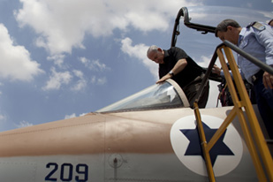 Netanyahu gets into Israeli fighter jet