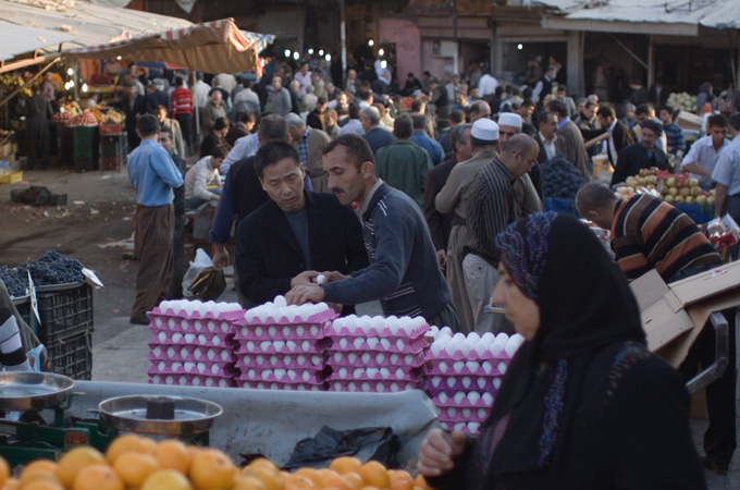 Iraq - Chinese man in market Sulaymaniyah