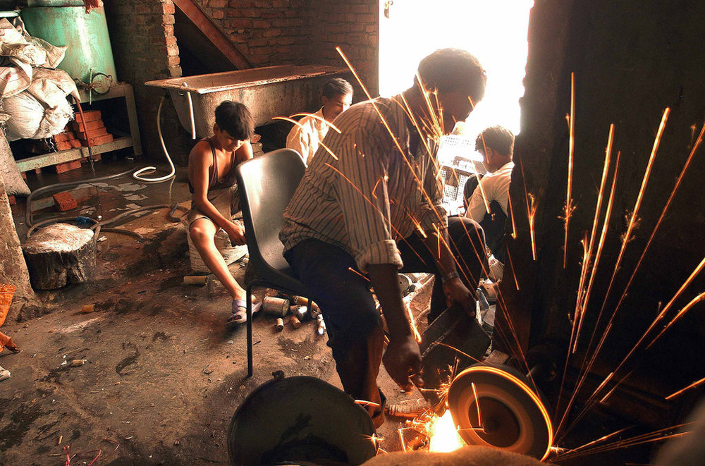 China e-waste gallery - Indian recycling and grinding with child labour as well