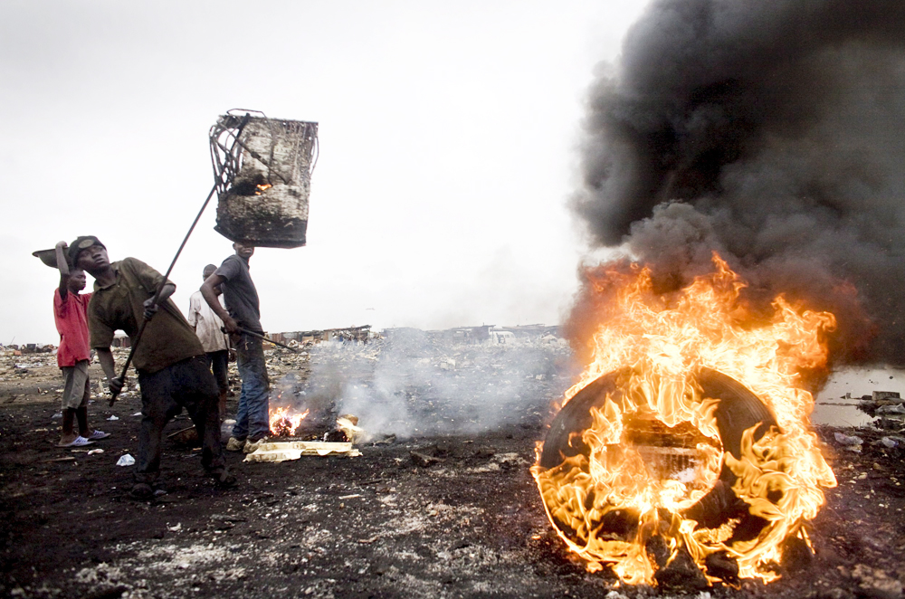 China e-waste gallery - Ghana burning e-waste