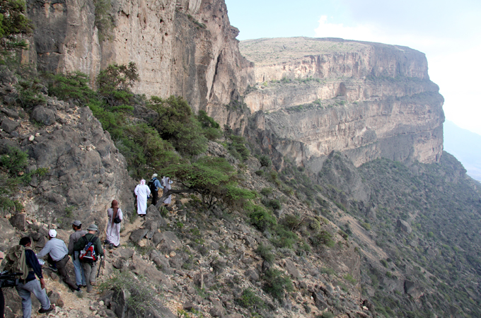 Oman. Jebel Samhan. Film crew and leoaprd project members on the escarpment, searching for tracks. kevin Rushby - Saving the leopard - Witness