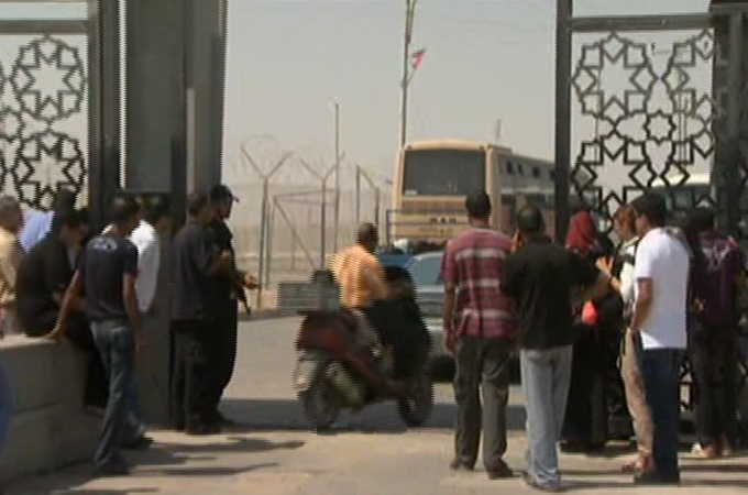 Travellers forced to bribe to cross Rafah border