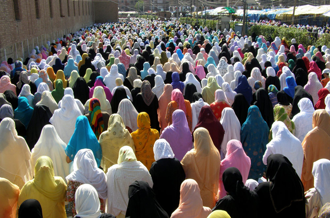 A religious organisation asks tourists in Kashmir to comply with a dress code [Showkat Shafi/Al Jazeera]