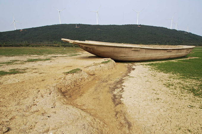Inside Story US 2012: China boat Poyang Lake CLIMATE CHANGE