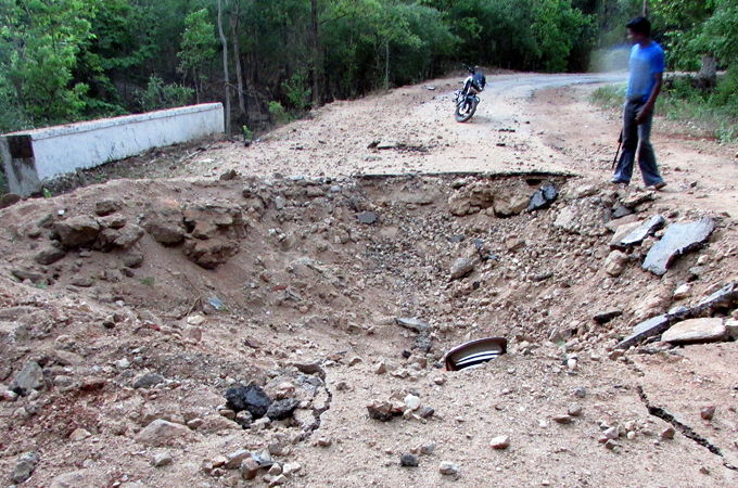 Dozens killed in India after Maoist ambush