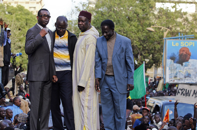 Youssou Ndour with other politicians Senegal