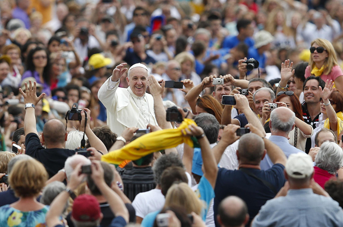 Pope criticizes church emphasis on abortion, gays