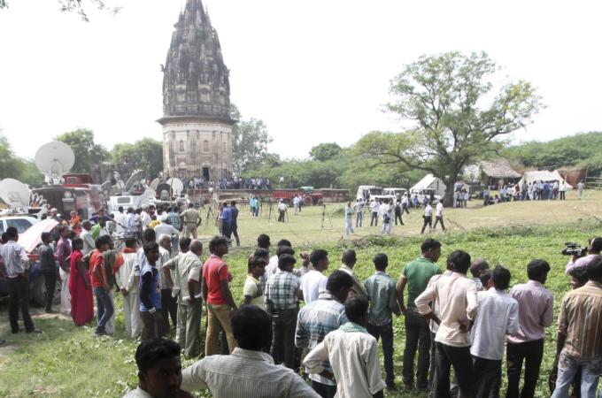 The excavation in Unnao of Uttar Pradesh attracted journalists and villagers alike to the site [Reuters]