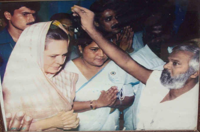 Politicians make it a point to visit temples and holy men to seek their blessings [source: Jain Teertha Trust]