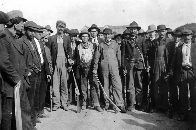 Coal miners prepare to confront Colorado National Guard troops on April 16, 1914 [AP/Denver Public Library]
