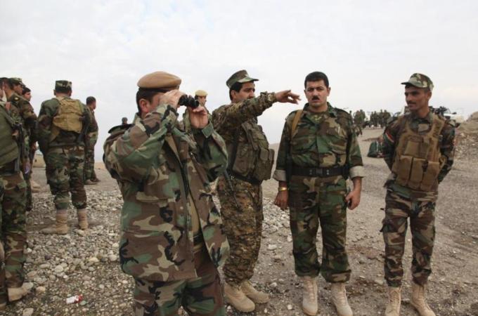 Kurdish Peshmerga troops gather on the outskirts of Kirkuk [Reuters]