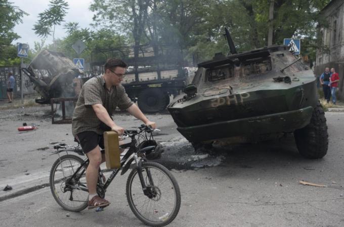 Mariupol residents continue with their lives amid simmering tension and fear [AP]