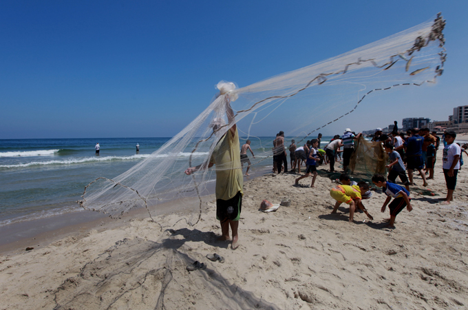 Fishermen tried to catch some fish during the short ceasefire [Emad Nassar/Al Jazeera]