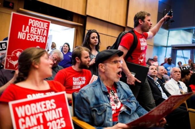 Raising the minimum wage is supported by 70-80 percent of the American public, writes Weissman [AP]