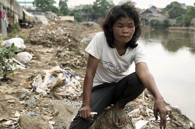 As a scavenger recycling rubbish, Imas makes between $49-$74 a month [Al Jazeera]