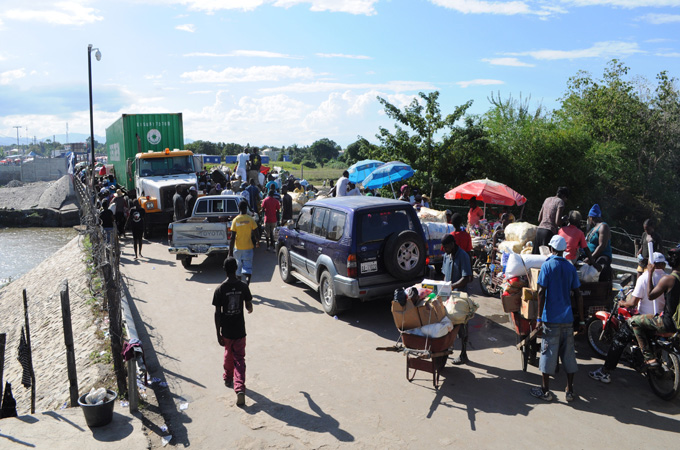 The bustling Dajabon border crossing opens Dominican markets to Haitians [Joe Jackson/Al Jazeera]