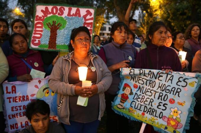 Candlelight vigil a day before the inauguration of Climate Change Conference in Lima [AP]