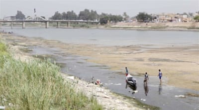 A boat stuck on the banks of the Euphrates due to the decline of water levels[AFP]