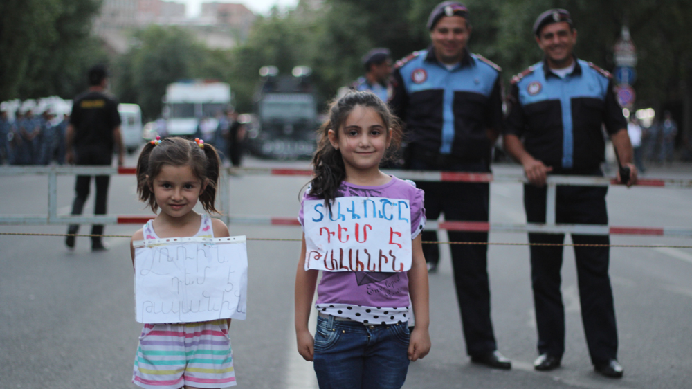 An estimated 6,000 protesters remain on the streets even after Sunday's attempts to end the sit-in [Adrineh Gregorian/Al Jazeera]