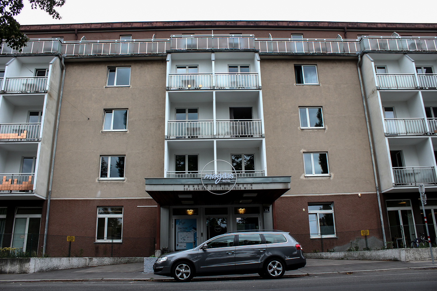 A hotel that employs refugees/DO NOT USE/RESTRICTED