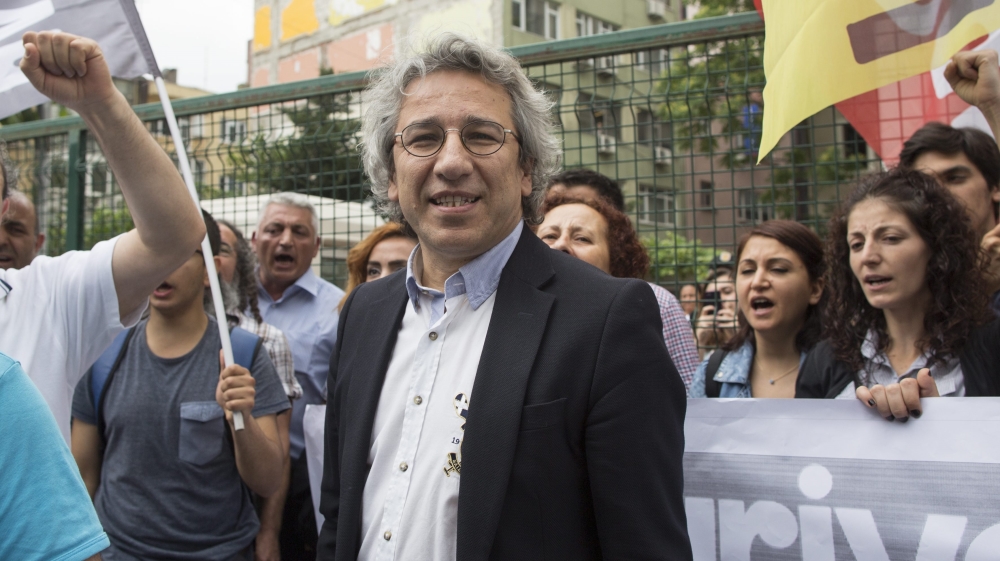 Pro supporters of Can Dundar, the editor of Cumhuriyet protest government in Istanbul