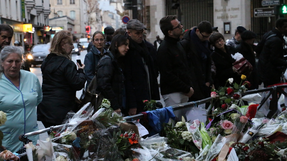 Parisians pay their respects to the dead outside La Belle Equipe [Mounia Gacem M'Henni/Al Jazeera] 