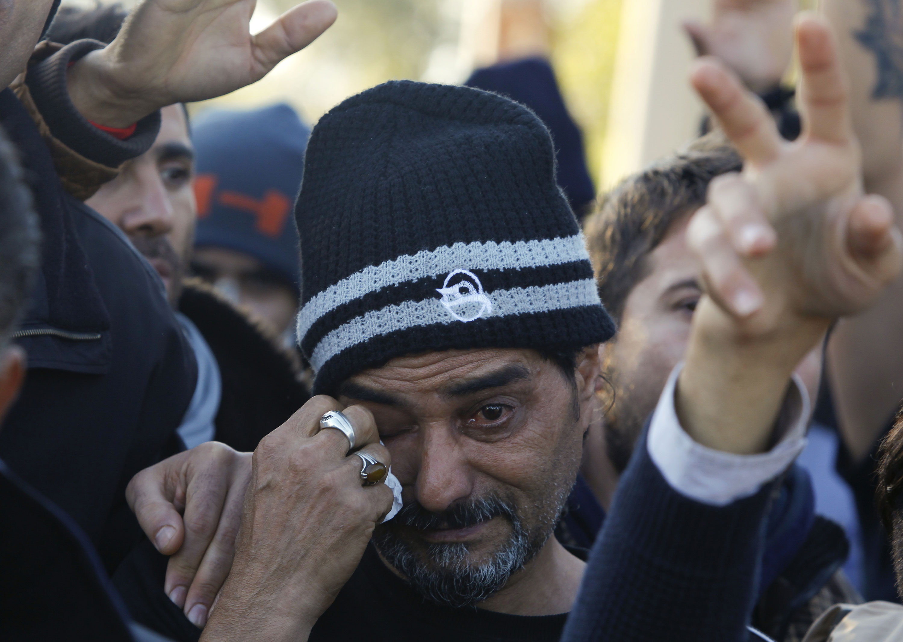 Refugees sew lips in Greece-Macedonia border protest