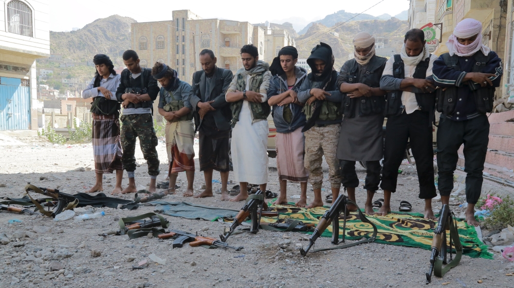 Members of the pro-government Popular Resistance Committees perform prayers during fighting in Yemen''s southwestern city of Taiz
