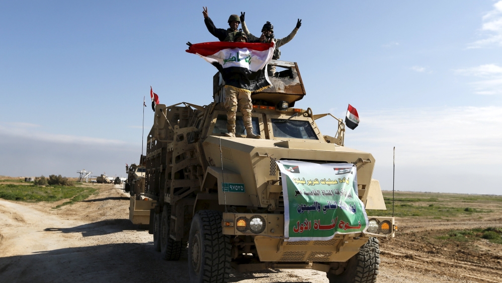 Iraqi soldiers participate in a live ammunition training exercise with US-led Coalition trainers south of Baghdad [REUTERS]