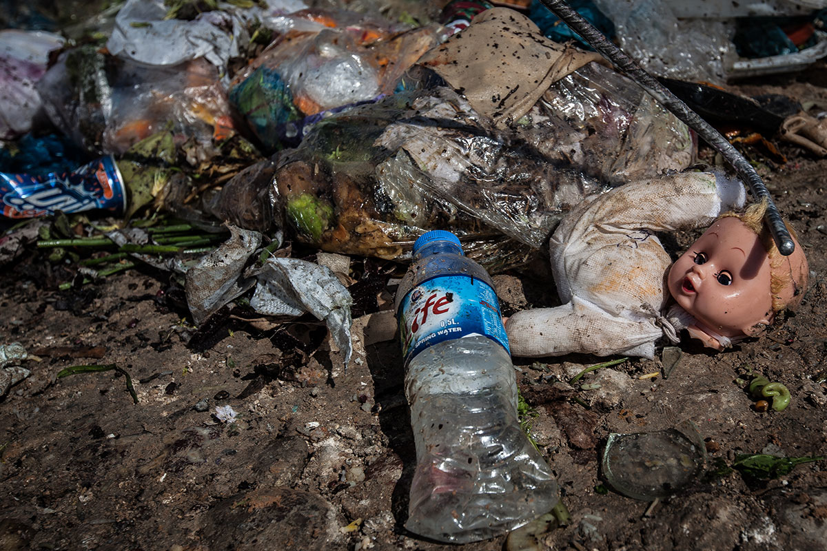 Please Do Not Use/ Iraqi children end up working in a landfill