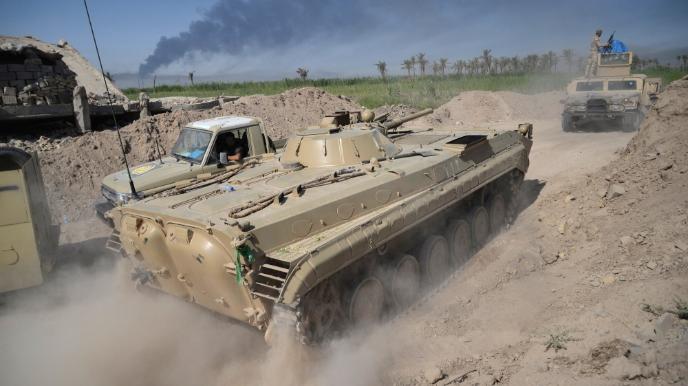 Shi''ite fighters with Iraqi security forces gather on the outskirts of Falluja