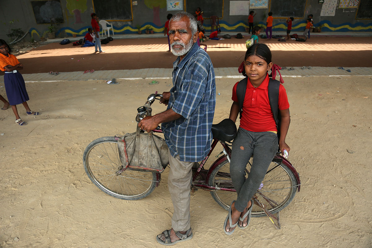 Free school under bridge for poor and needy children [Showkat Shafi/Al Jazeera]