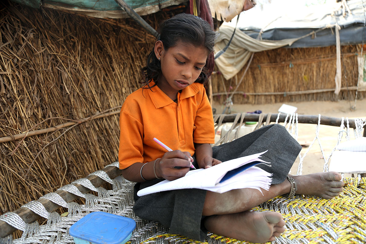 Free school under bridge for poor and needy children [Showkat Shafi/Al Jazeera]