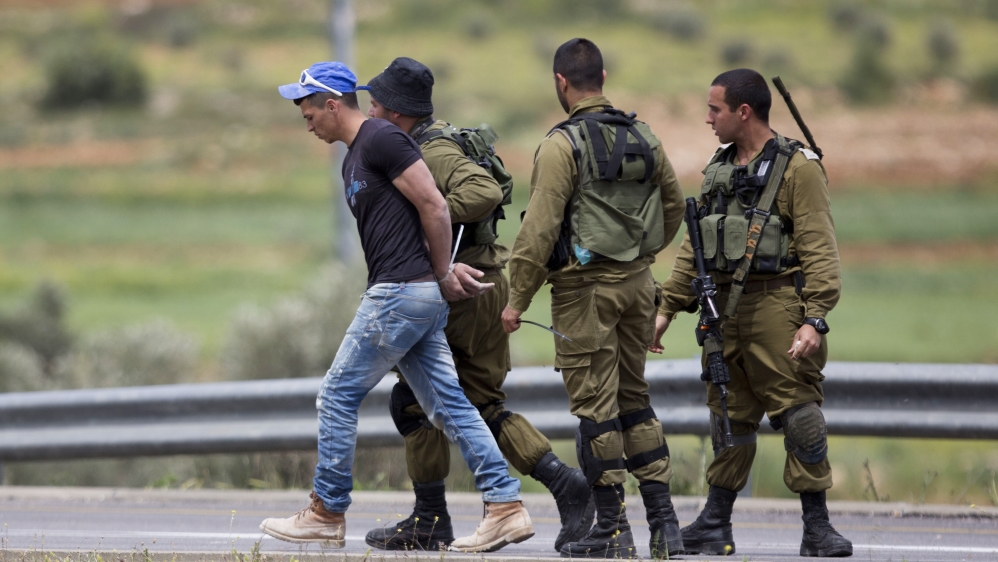 Israeli soldiers detain Palestinian near sinjil