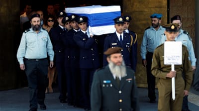 Members of the Knesset guard carry the flag-draped coffin of former Israeli President Shimon Peres [REUTERS]