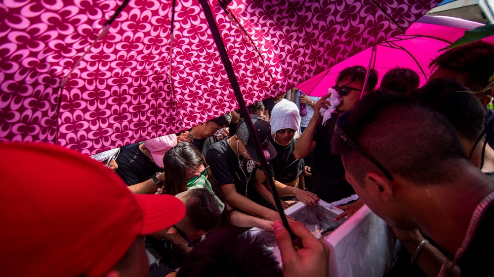 Family and friends of Eric Sison say prayers and pay a last farewell on August 31, in Pasay City [Martin San Diego/Al Jazeera]