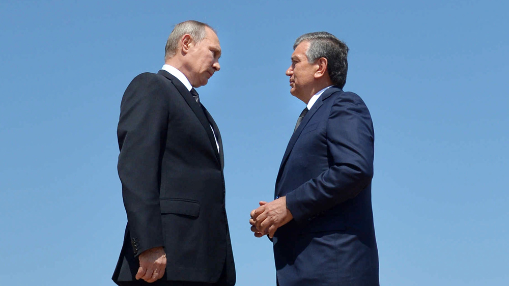 Russian President Vladimir Putin, left. talks to Uzbek leader Shavkat Mirziyoyev after laying flowers on the tomb of Islam Karimov [Alexi Druzhinin/Sputnik via EPA]
