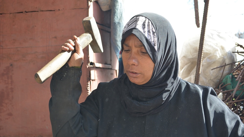 Ibrahim, 37, and her 15-year-old daughter take turns pounding hot iron with heavy hammers [Mersiha Gadzo/Al Jazeera]