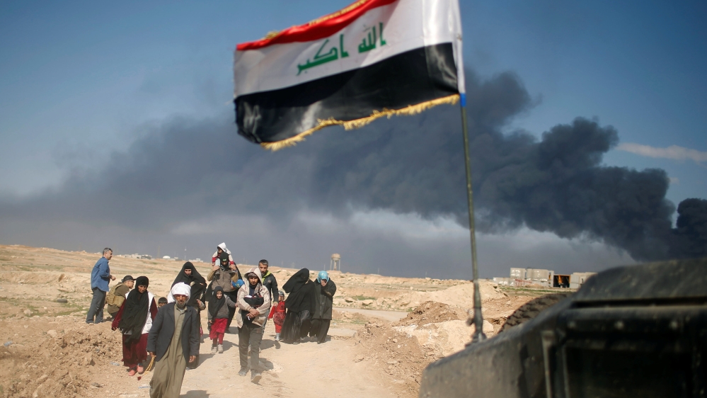 Displaced Iraqis flee their homes as Iraqi forces battle with Islamic State militants, in western Mosul