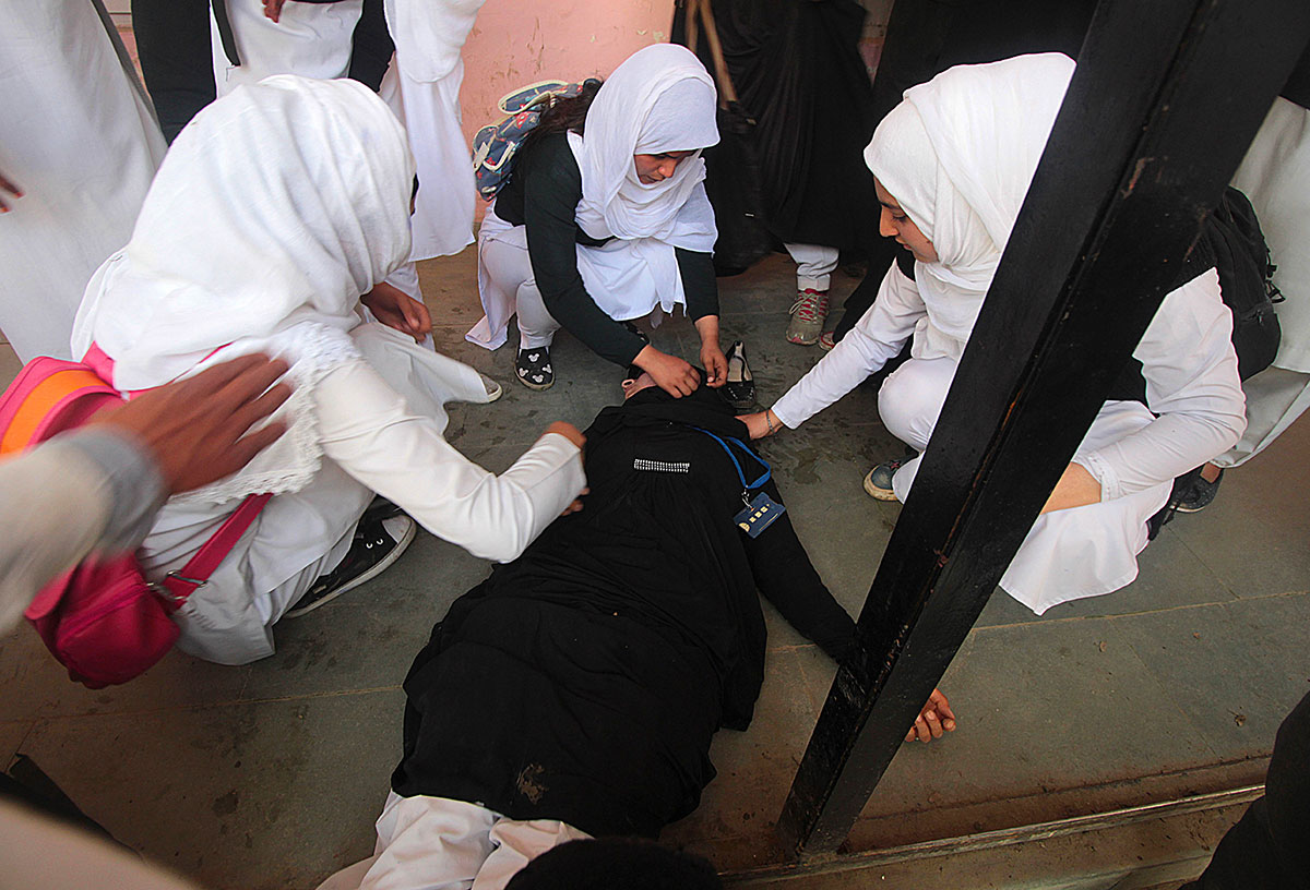 Kashmiri girls on the front lines/ Please Do Not Use