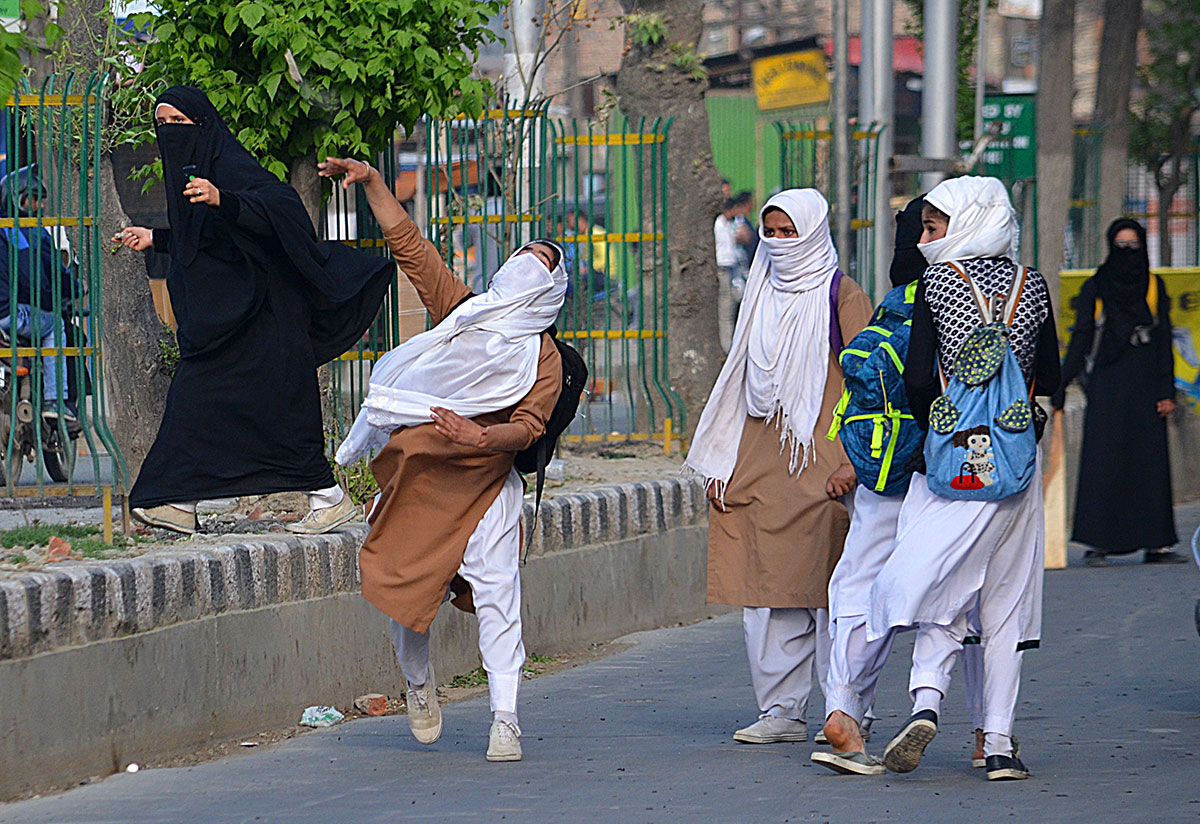 Kashmiri girls on the front lines/ Please Do Not Use