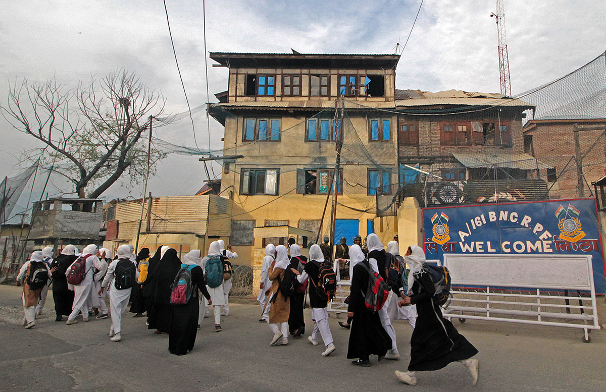 Kashmiri girls on the front lines/ Please Do Not Use