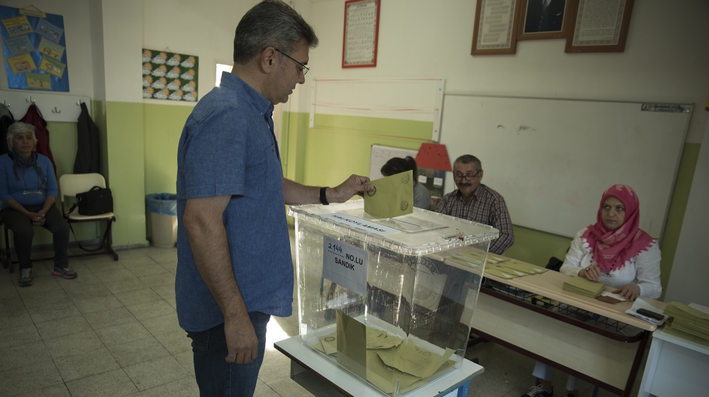 A man casts his vote in Turkey's constitutional referendum in an Istanbul polling station [Cagan Orhon/Al Jazeera]