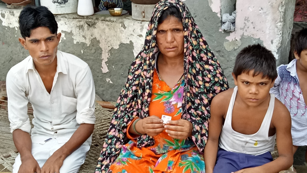 Pehlu Khan's second-oldest son, Arif, left, and his wife Zebuna Begum [Abhimanyu Kumar/Al Jazeera]