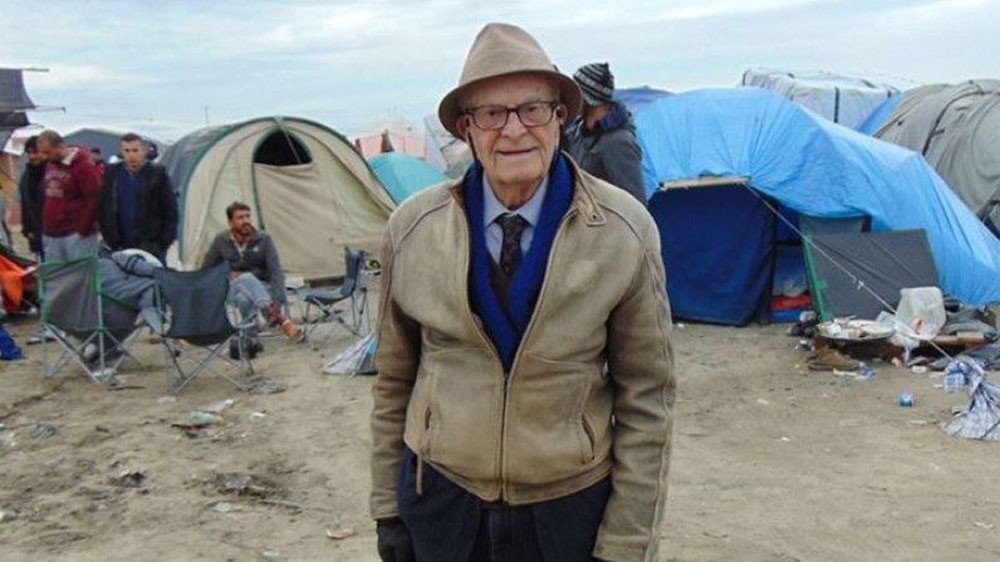 Harry Leslie Smith pictured in the so-called Jungle camp in Calais in 2016 [Courtesy: Harry Leslie Smith/GoFundMe]