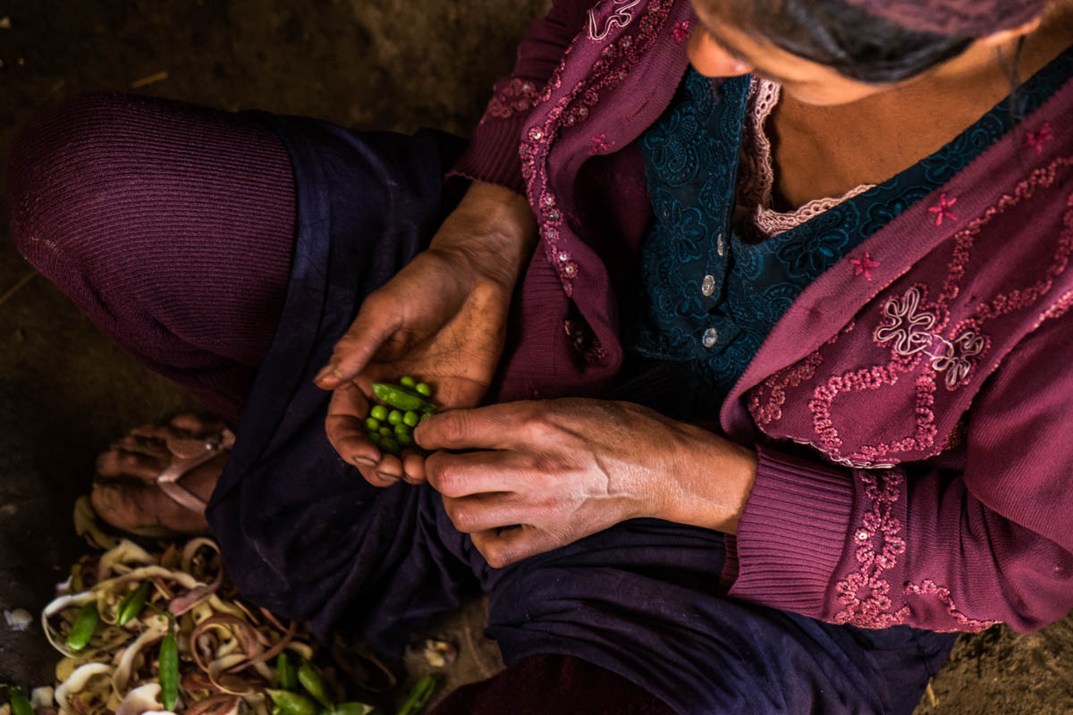 1 Lucy Lopez, single mother of two, prepares food for her children in the community of Ch’akamayu (1-2-2018). For women it is a challenge to prepare sufficient and healthy food, as the harvest is affe