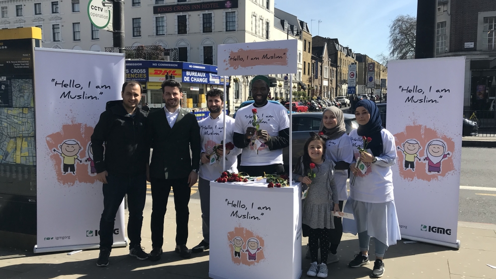UK: Young Muslims promote peace with roses
